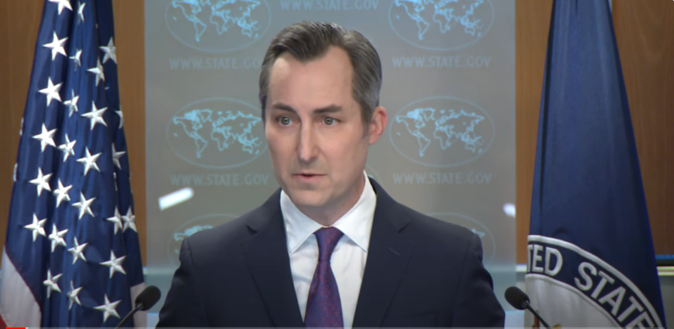 当地时间4月8日,米勒在记者会上回答提问.