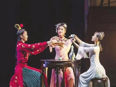 在正式演出之前,演员们有一段30分钟左右的暖场.