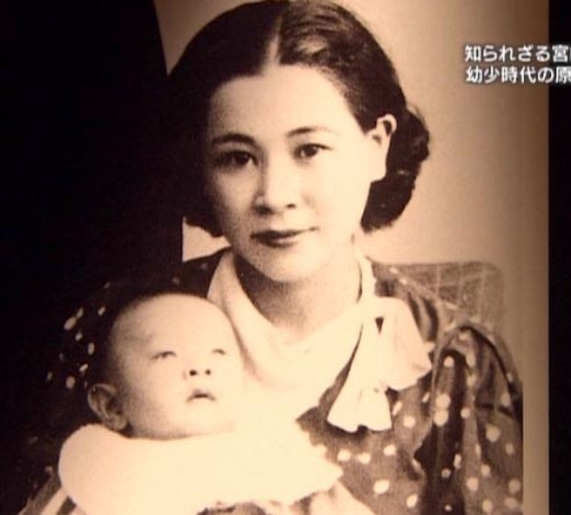 他的妈妈宫崎美子活到了七十多岁,只不过在他很小的时候患上脊髓结核