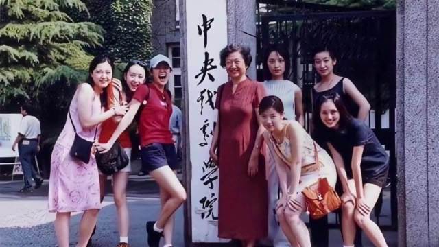 中戏96级表演班七朵金花与老师在校门口的合影…|中戏|表演|七朵_新浪新闻