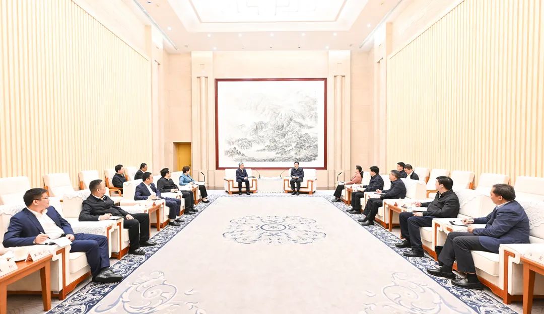 重庆市领导卢红,陈新武,杭州市领导陈瑾参加.