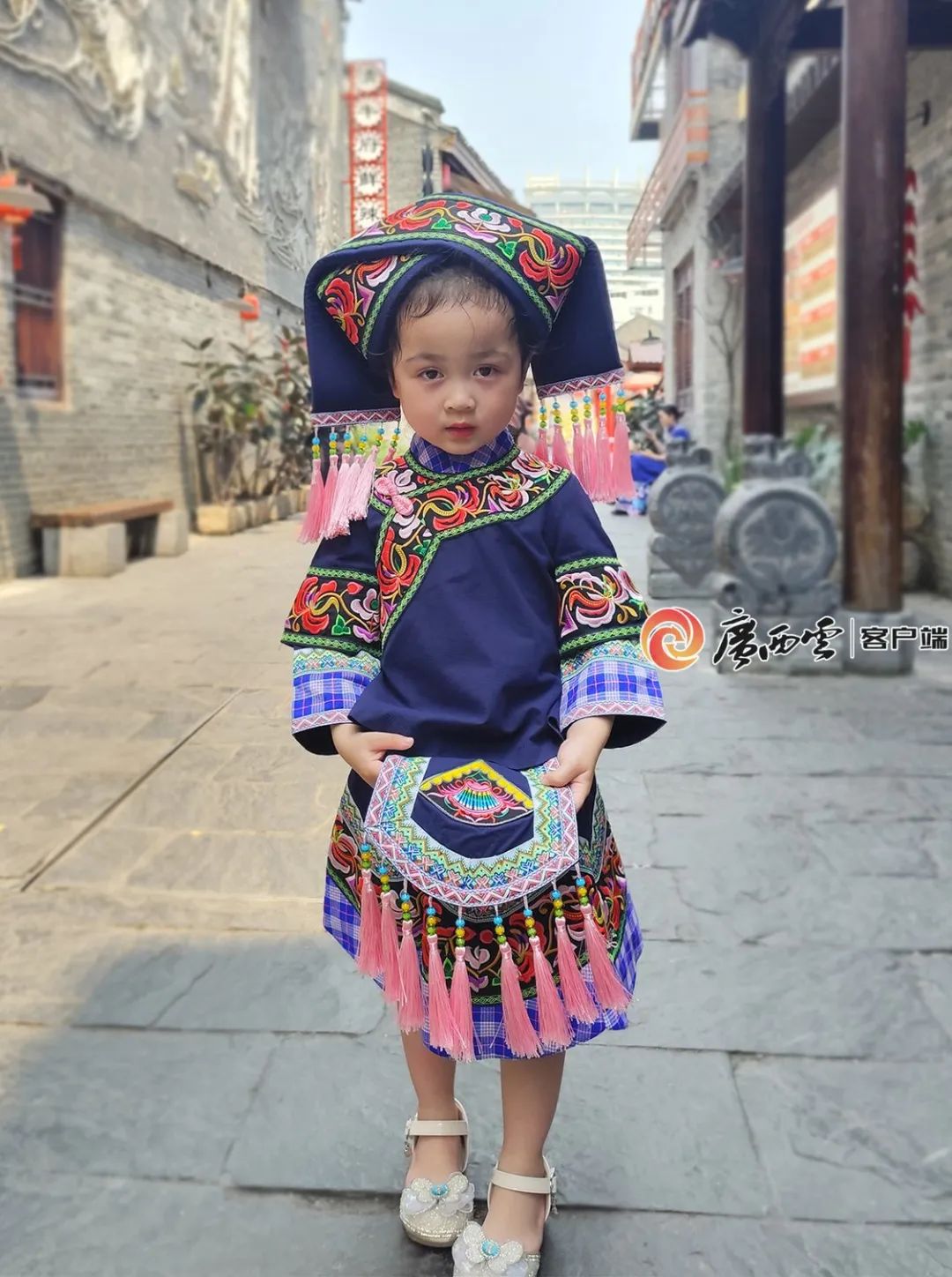 2024年4月2日,一名壮族小女孩在南宁市三街两巷游玩.蓝华 摄