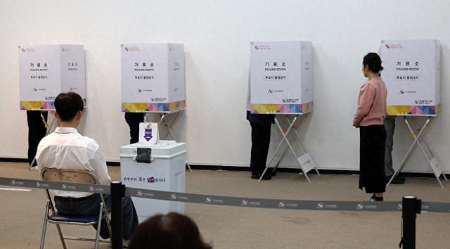 当地时间2024年4月5日，韩国大田，韩国第22届国会议员选举提前投票启动，选民在投票站投票。 视觉中国 图