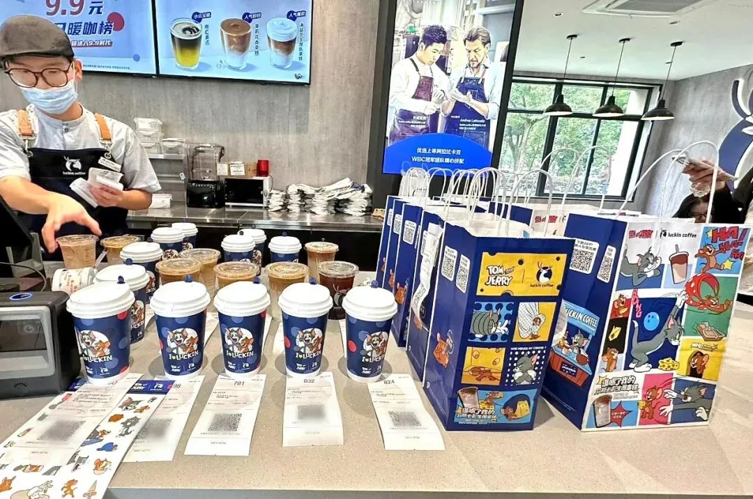 瑞幸与经典动画ip"猫和老鼠"联名/图源:瑞幸咖啡