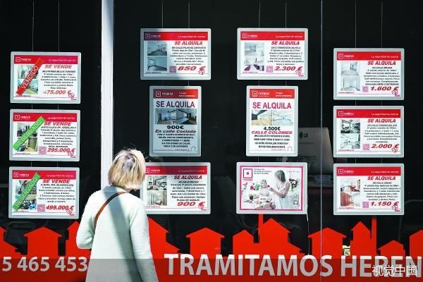西班牙马德里，市民在浏览房屋出租广告。