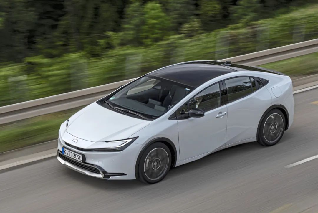 德味楔形上升丰田普锐斯插电式混动版