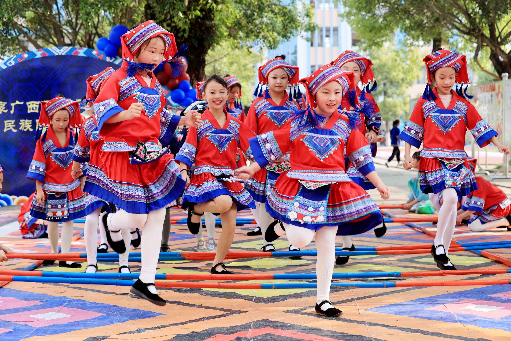 学生们在跳竹竿舞.谭凯兴摄