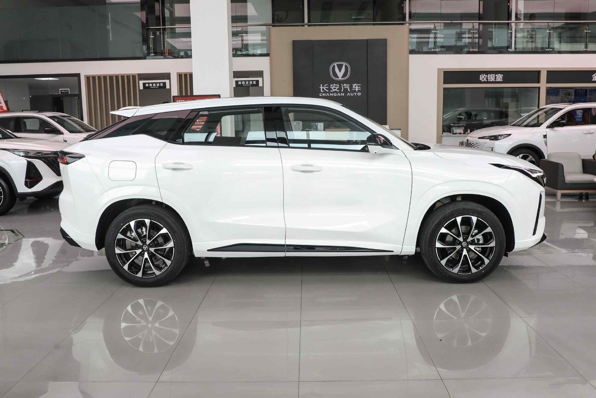 可油可电可插混可增程 长安uni-z到店实拍分享到微信朋友圈-新浪汽车