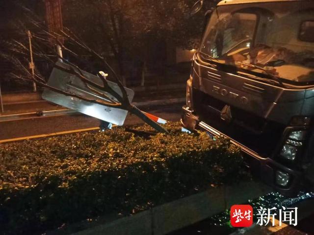 图为货车冲上隔离带