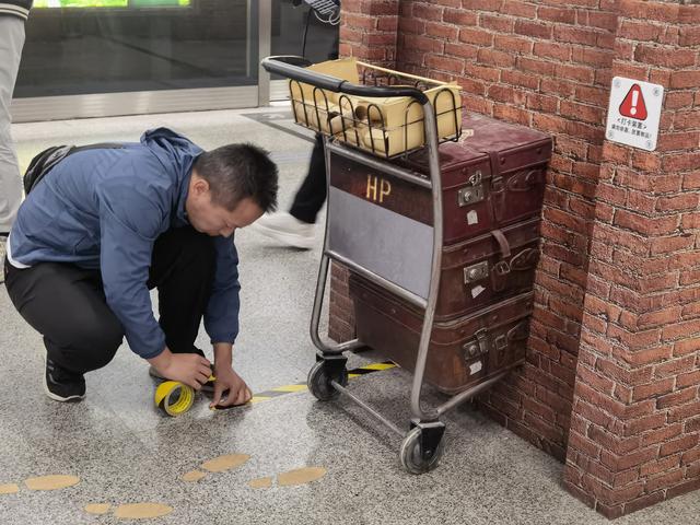 "哈利·波特站台"现身北京地铁!提醒:拍照打卡应注意安全