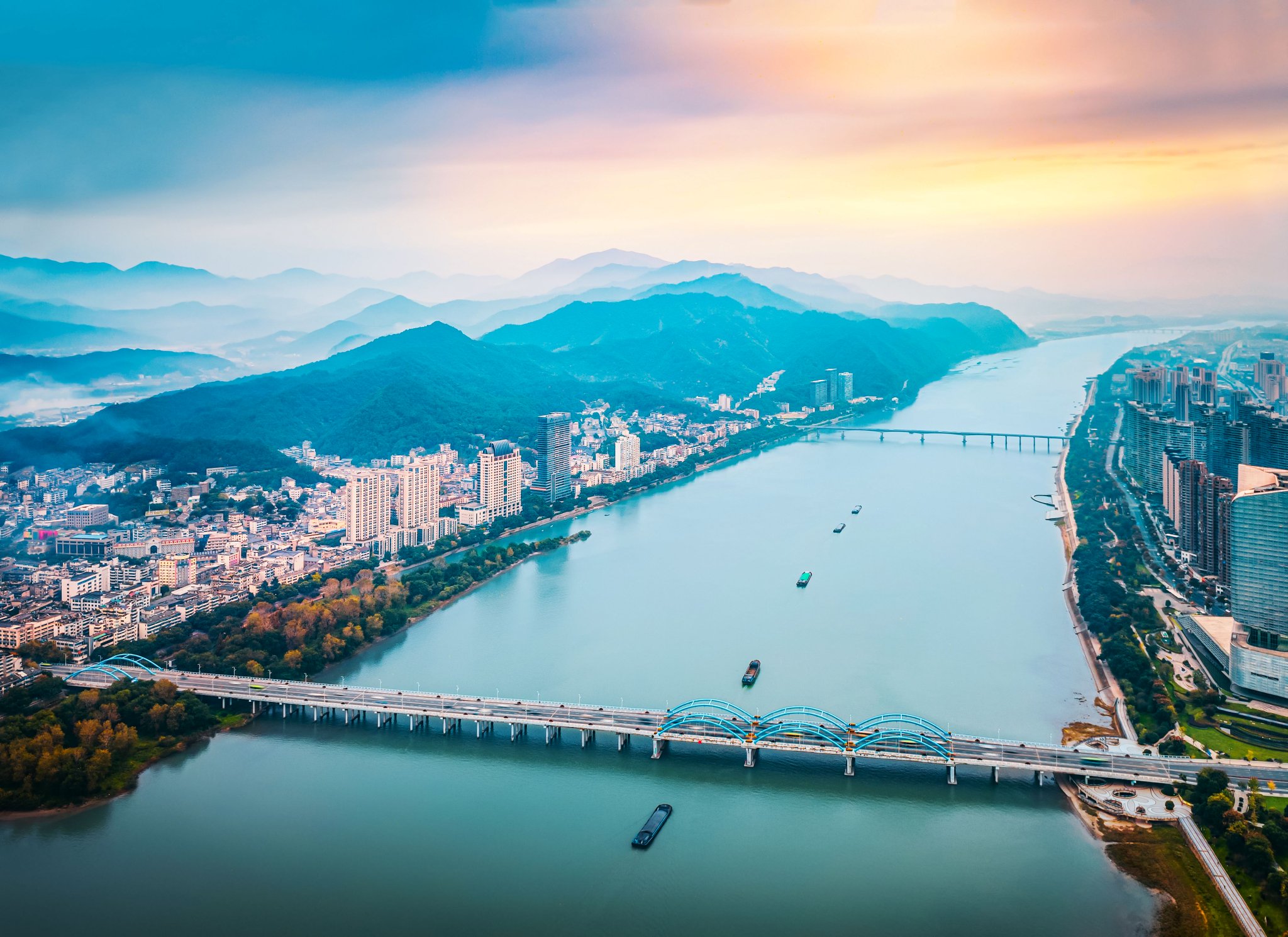湖,山,城的完美结合,建筑与湿地,传奇和历史