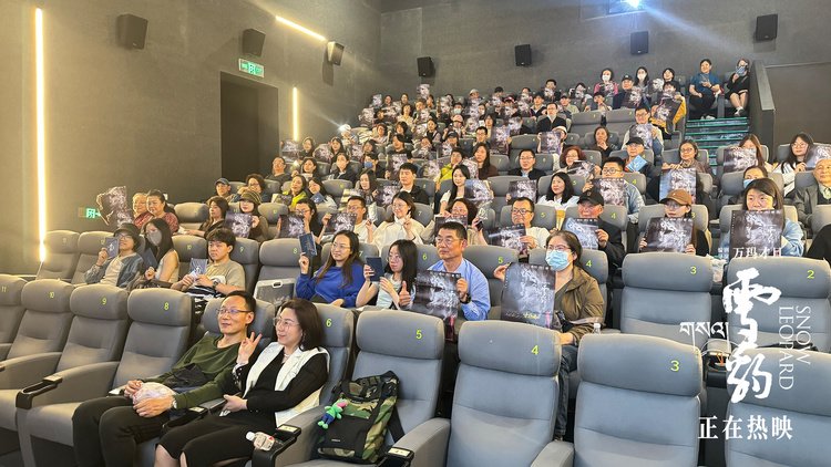 突发！航班落地后撞上机场廊桥 东航致歉