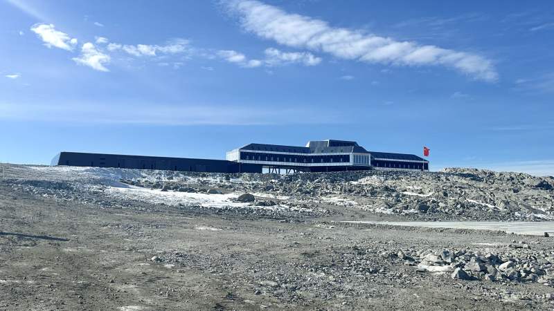 2月7日，位于罗斯海恩克斯堡岛的中国南极秦岭站正式开站。自然资源部供图