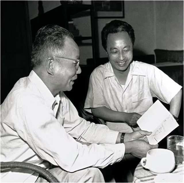 张仃、李可染1956年摄于大雅宝胡同2号