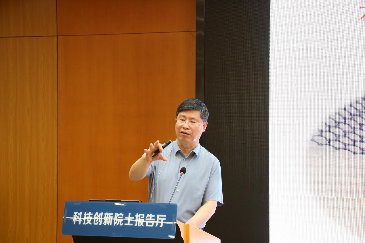 中国科学院院士刘忠范围绕“新材料产业发展的底层逻辑：石墨烯的创新实践”进行演讲。主办方供图