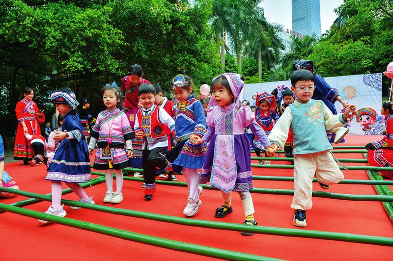 南宁市青秀区博雅山水美地幼儿园孩子们学跳竹竿舞,体验传统民俗.