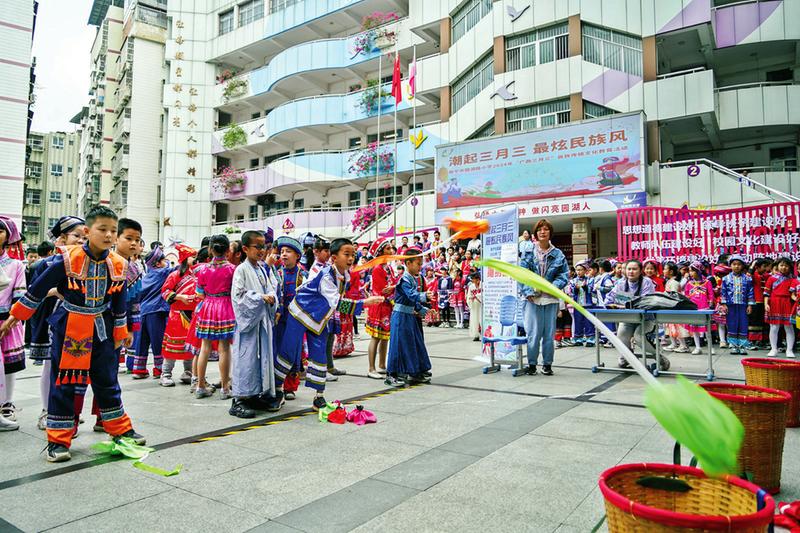 南宁市园湖路小学开展民族体育竞技体验活动,学生们在抛绣球.