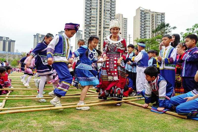 南宁市邕宁区江湾路小学师生齐跳竹竿舞,共享欢乐.