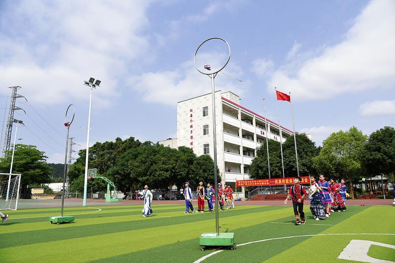 三月三文化艺术节活动上,南宁市江南区新屋小学学生参加三人板鞋竞速