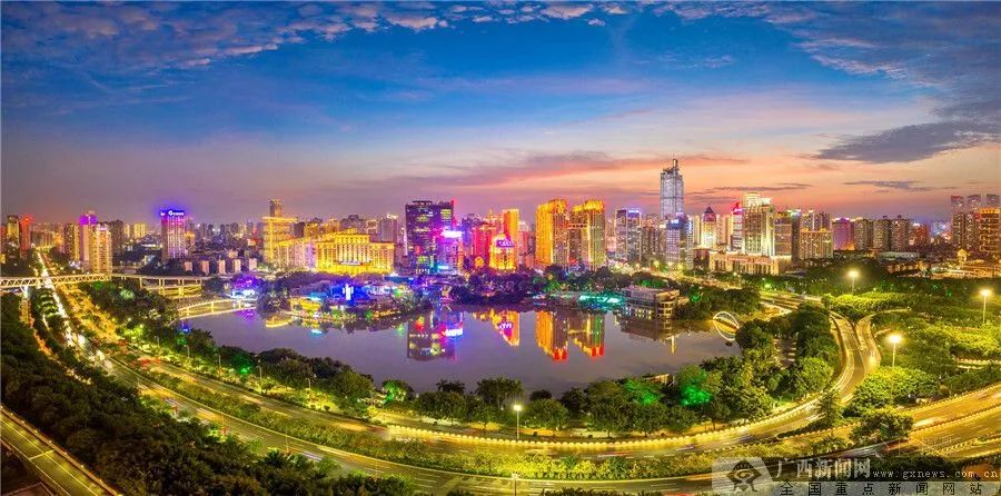 美丽的南宁夜景.通讯员 蓝庆侃 梁圣然 摄