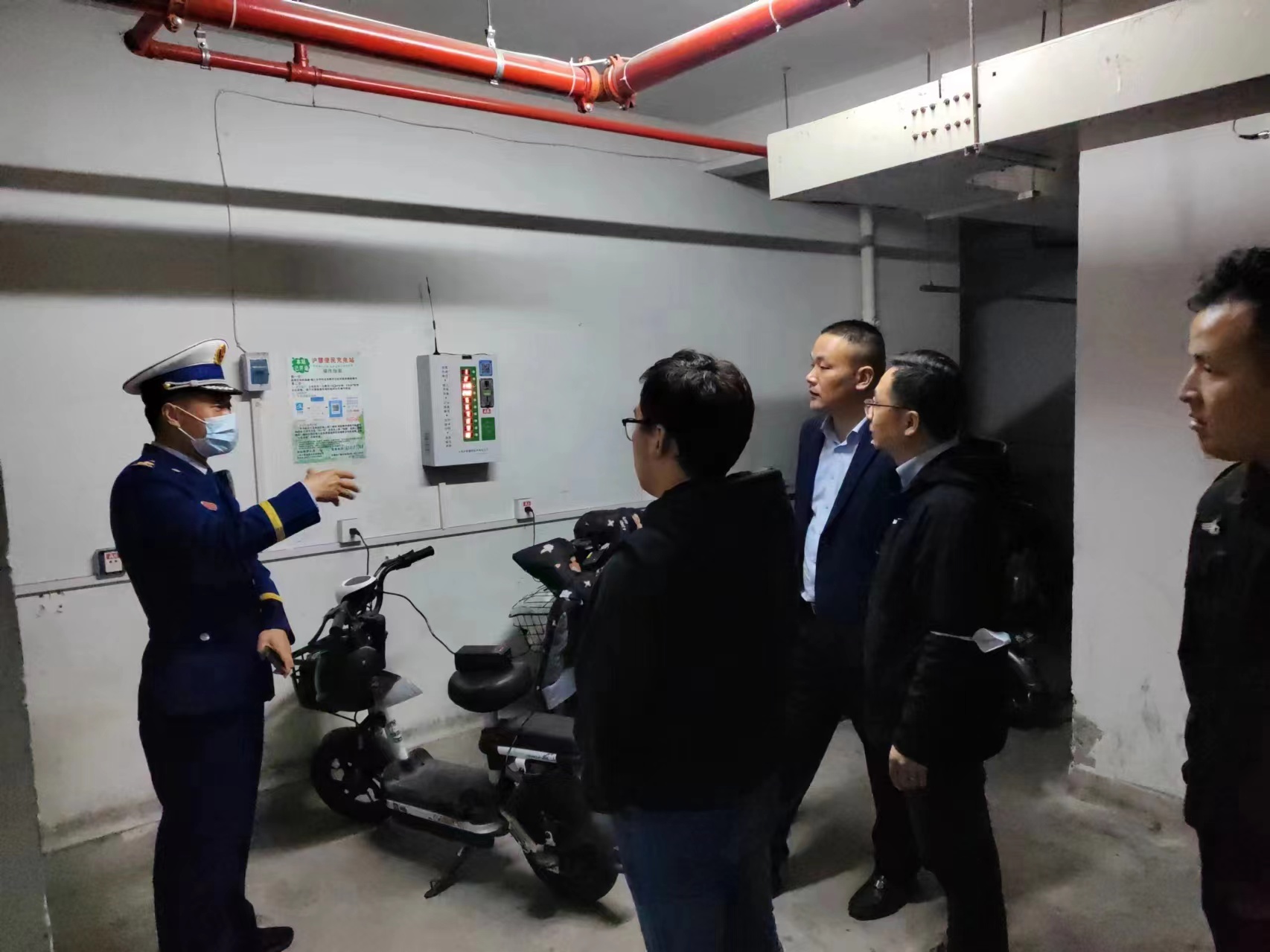 浦东新区消防救援支队供图在崇明区一住宅小区非机动车停车库内,检查