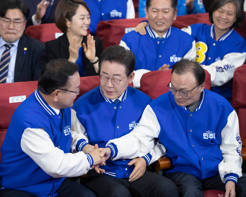 4月10日,在韩国首尔,韩国最大在野党共同民主党党首李在明(前排中)与