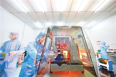 在光伏科学与技术全国重点实验室，工作人员在做实验。受访者供图
