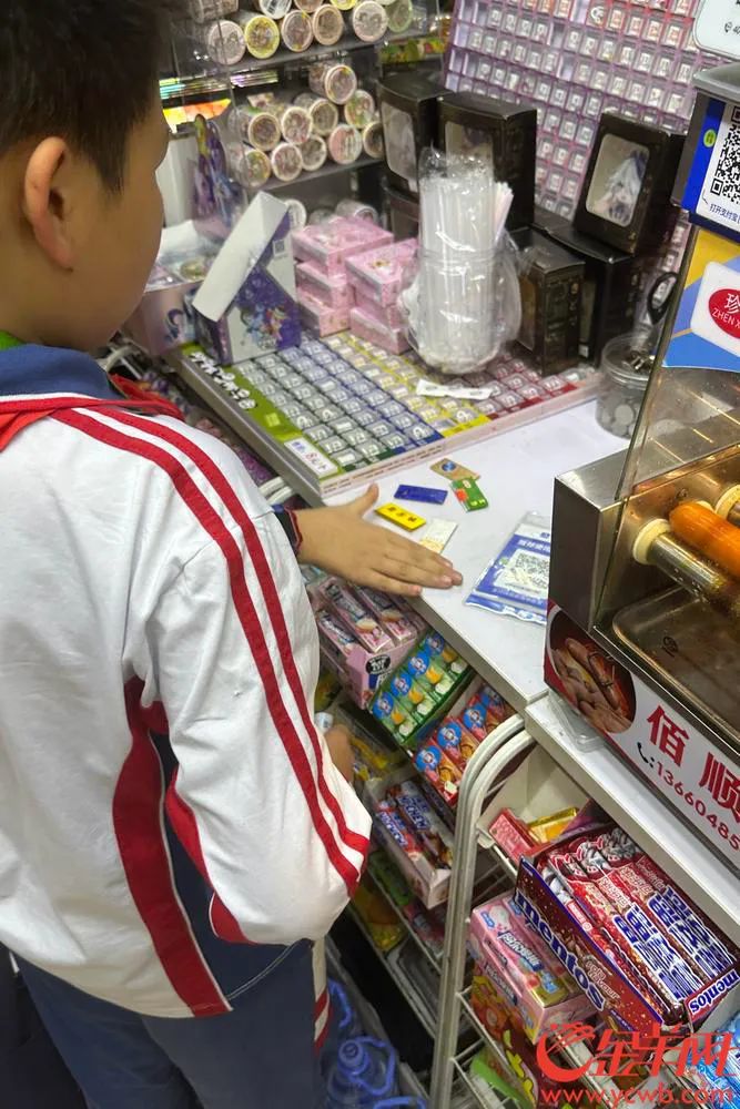 放学后，小学生在文具店购买“烟卡”