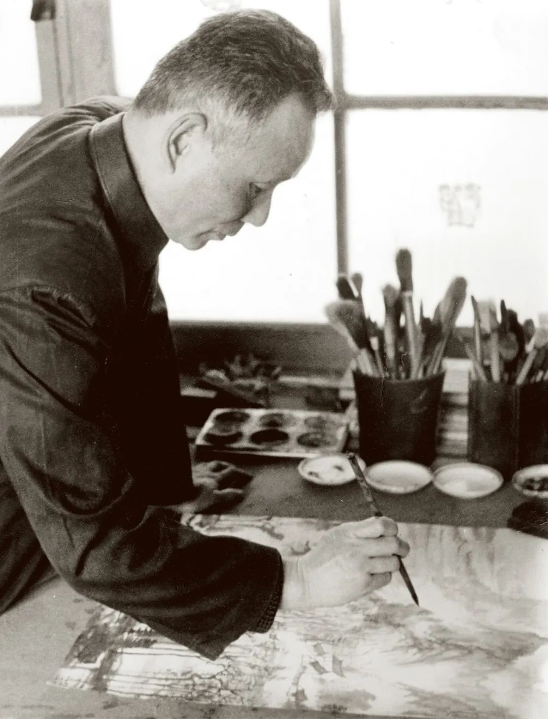 1950年代 李可染在画室作画