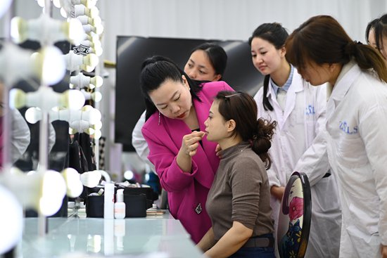 4月7日，重庆市沙坪坝区小龙坎街道重庆泽宇乐尚职业培训学校，学员正在上美容师（中级）实训课。视觉中国 图