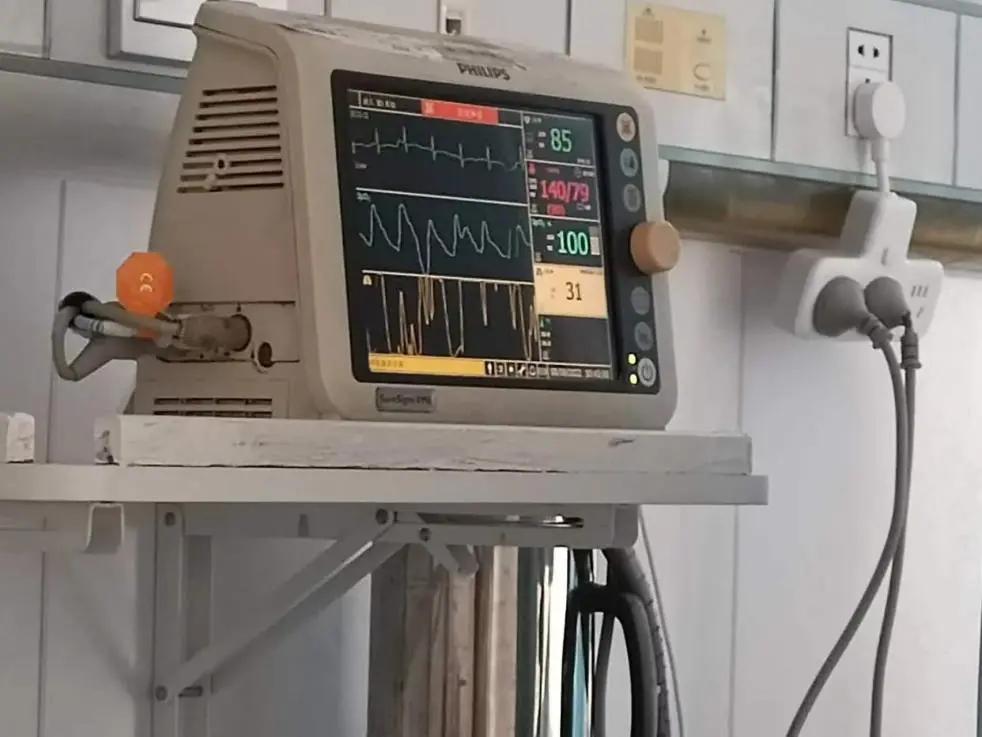 放在病人床旁的心电监护仪,上面显示有患者的心率,血压和呼吸等重要