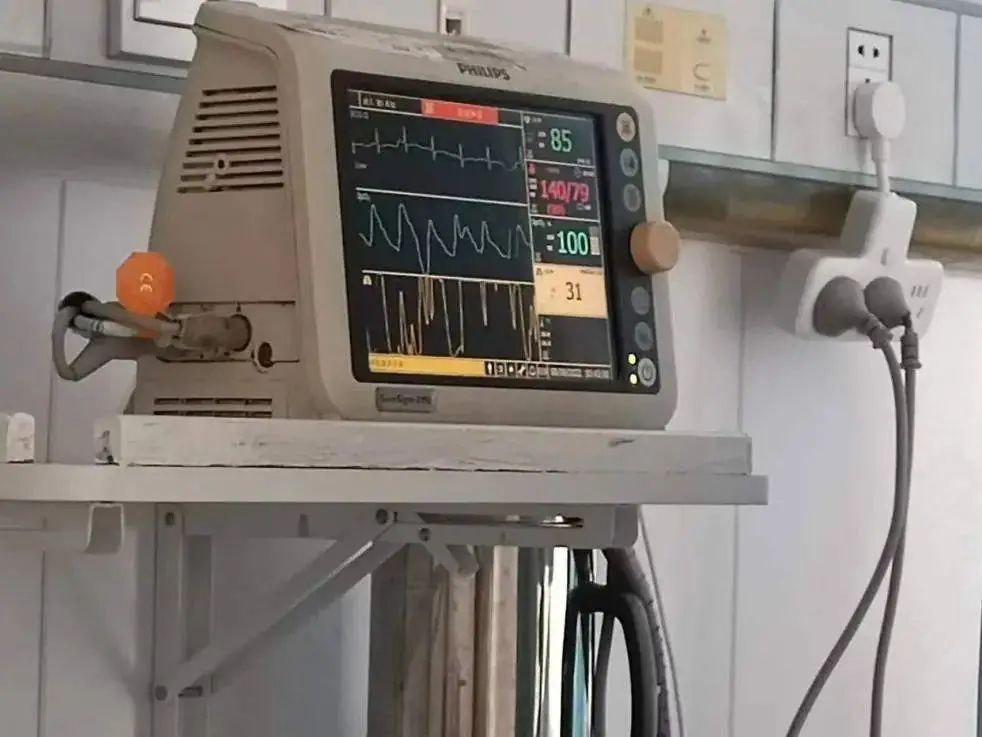 放在病人床旁的心电监护仪,上面显示有患者的心率,血压和呼吸等重要