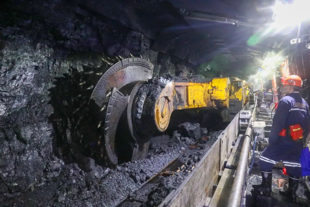在井下200米深的山西焦煤西山煤电马兰矿18501智能化综采工作面。山西焦煤供图