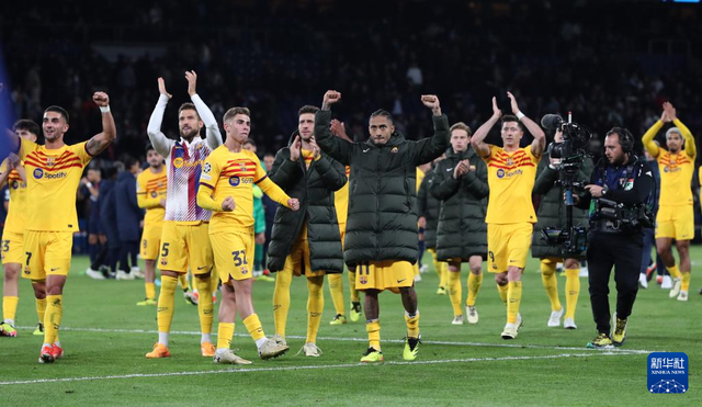 4月10日,巴塞罗那队球员赛后向球迷致谢.新华社记者 高静 摄
