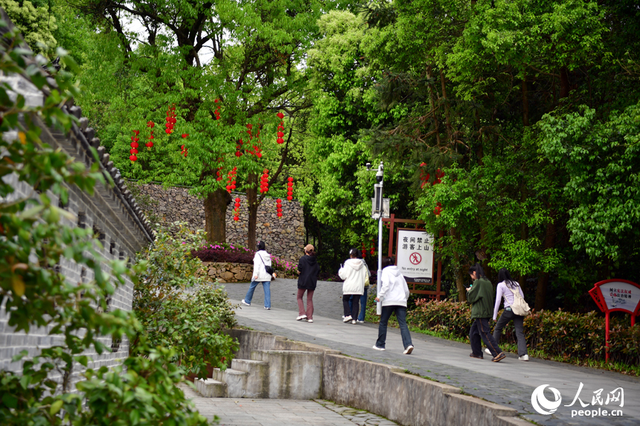 游客们来到灵谷峰准备登山.