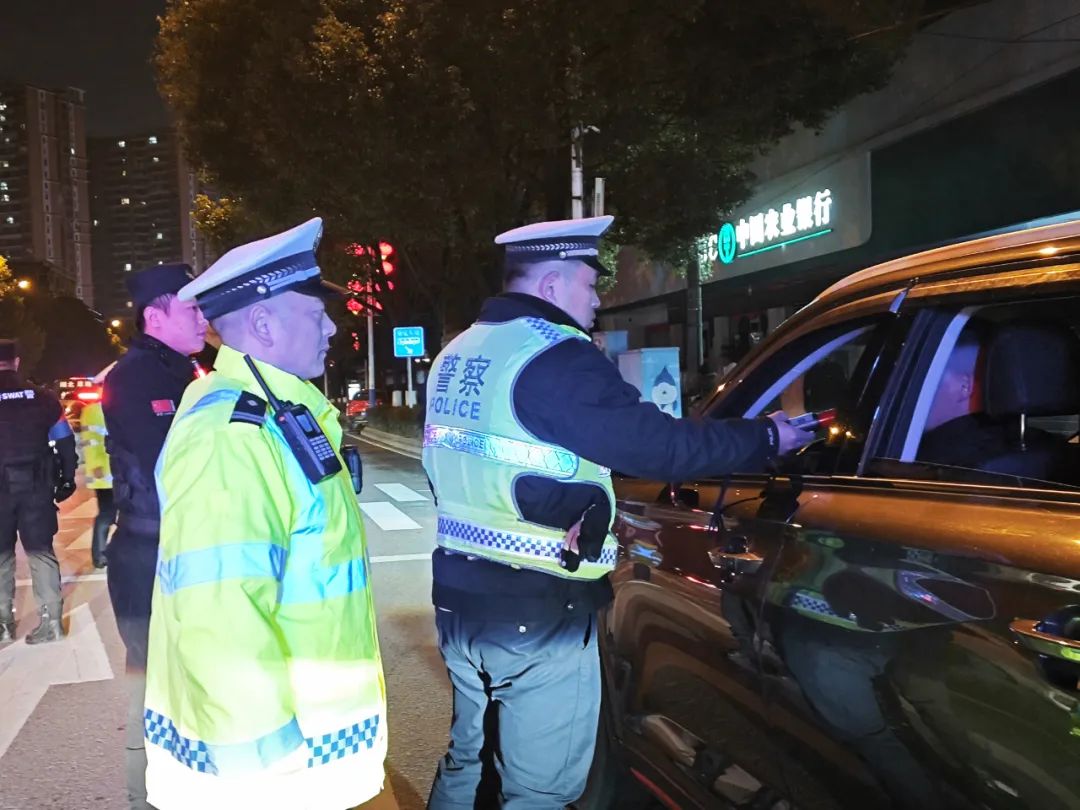 恩施市公安局交警大队副大队长梅光岩记者采访了是否负全责等问题酒驾