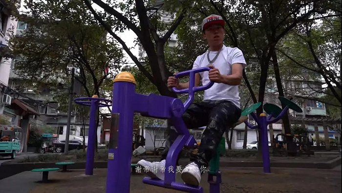 各大平台热榜前列,副歌部分的"谢帝,谢帝,我要diss你"因为发音问题,被