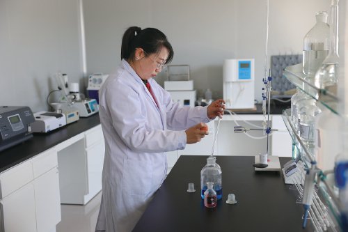 内蒙古驴哥乳业有限公司工作人员在检测驴乳成分. 资料图