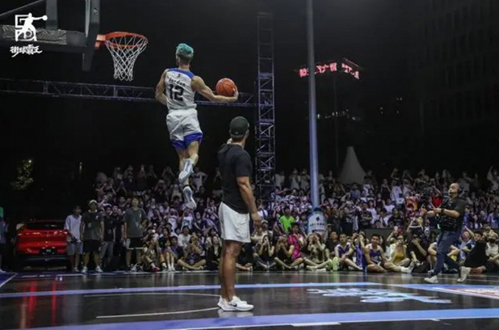 就是灌篮》举办的全明星周末巡回赛,将草根篮球的热情和活力带到了这