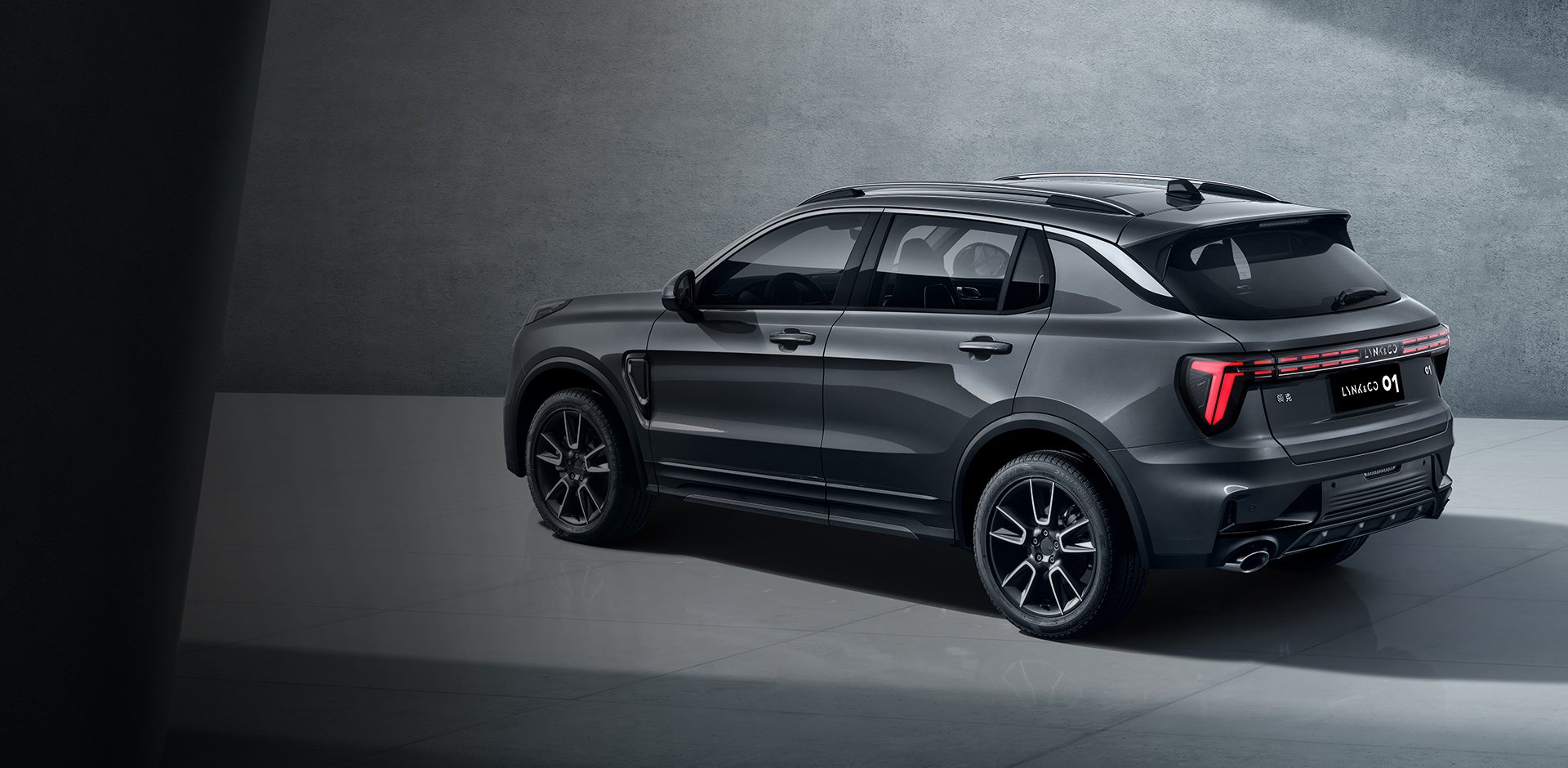 外观方面,2024款领克01延续了老款车型设计风格,新车采用了分体式灯组