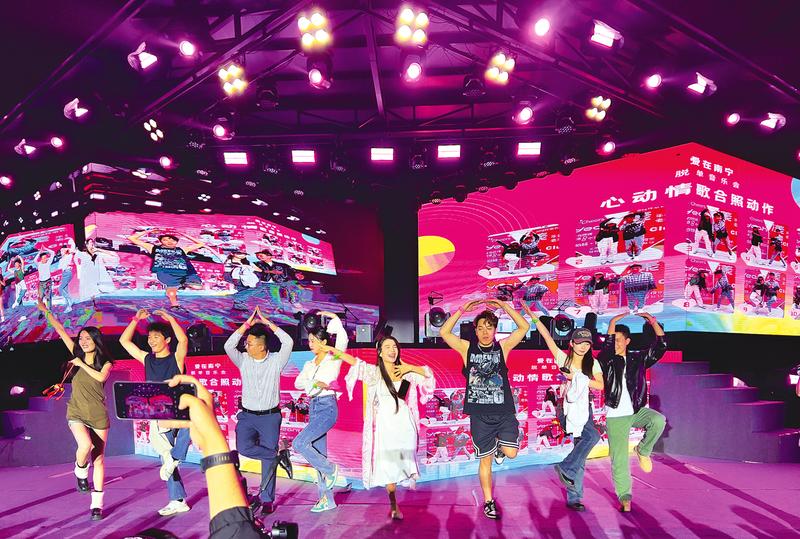 &nbsp;&nbsp;&nbsp;&nbsp;▲互动环节"心动情歌"欢乐多.