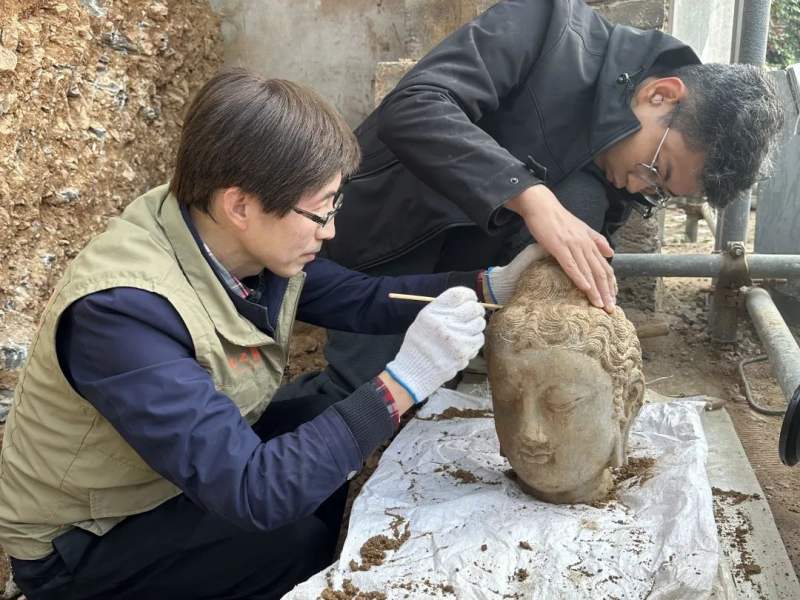 龙门石窟洞窟墙壁内首次发现石刻造像,出土圆雕佛头头像保存完整|龙门