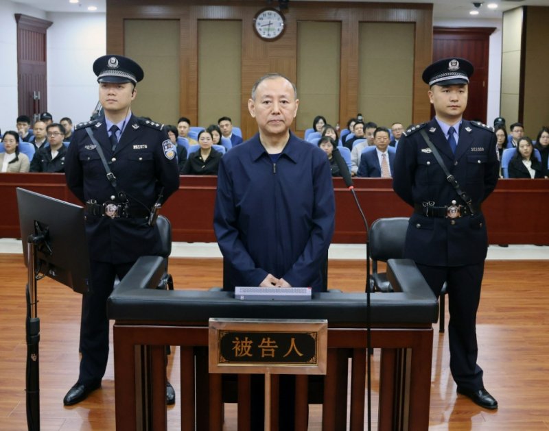 年,被告人张福生利用担任公安部政治部人事训练局机关干部处主任科员