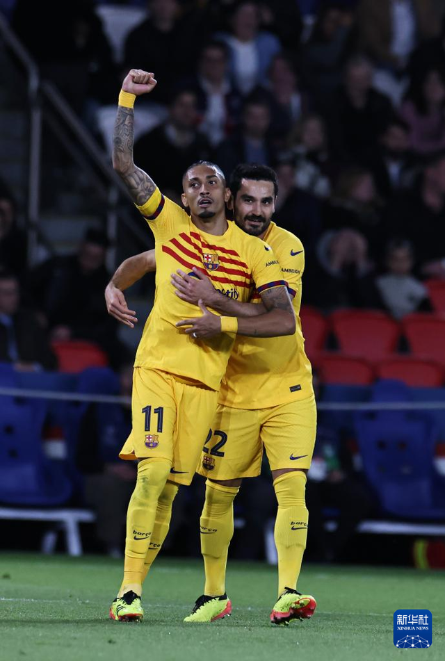 4月10日,巴塞罗那队球员拉菲尼亚(左)庆祝进球.新华社记者 高静 摄