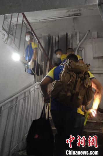 消防员进入华丰大厦救人. 香港消防处 供图