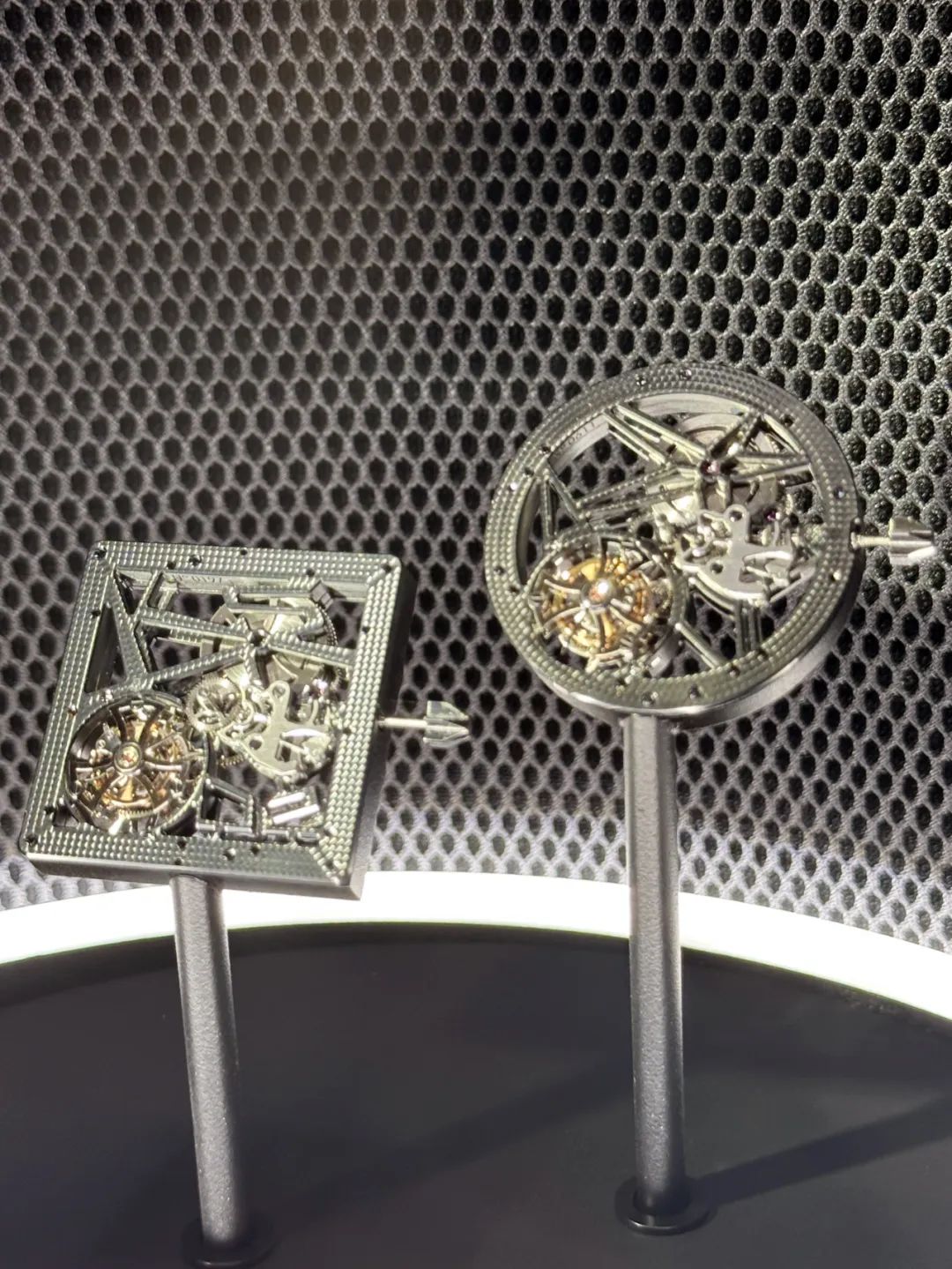 这次表展现场,我就见到了几枚"脑洞大开"的陀飞轮机芯,简直有种"重新