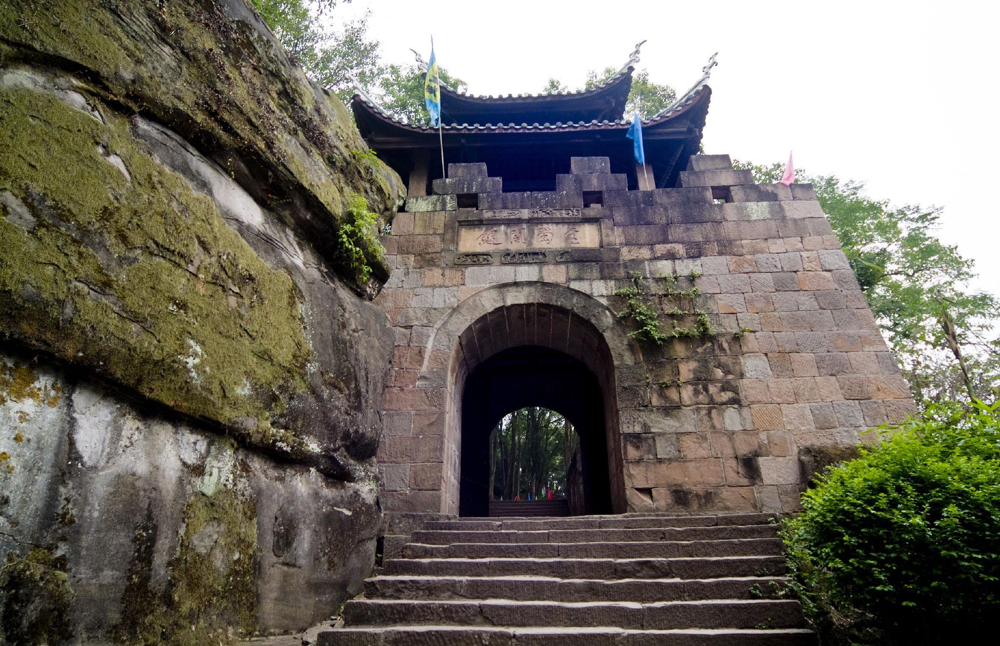 重庆合川钓鱼城1280年,也就是汪惟正的叔叔汪良臣死前一年,汪惟正"迁