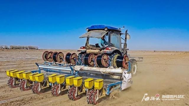 4月2日,在喀什市阿克喀什乡兰干村的棉田里,棉花播种机正在播种