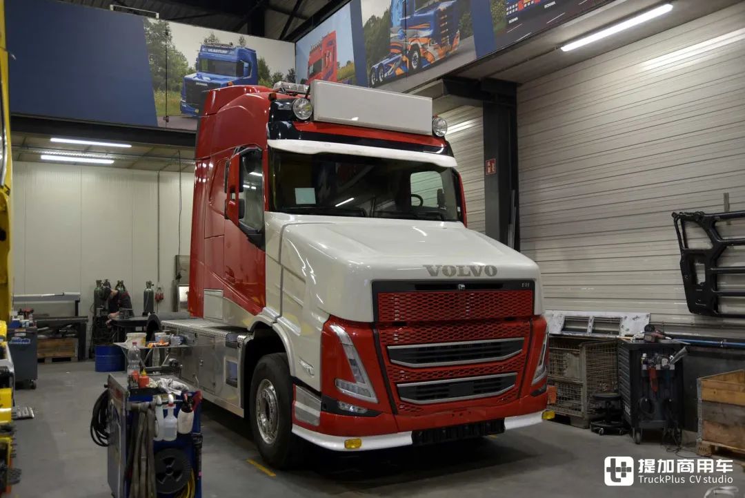 走进荷兰vlastuintruckopbouw改装厂带你看平头卡车如何爆改成长头