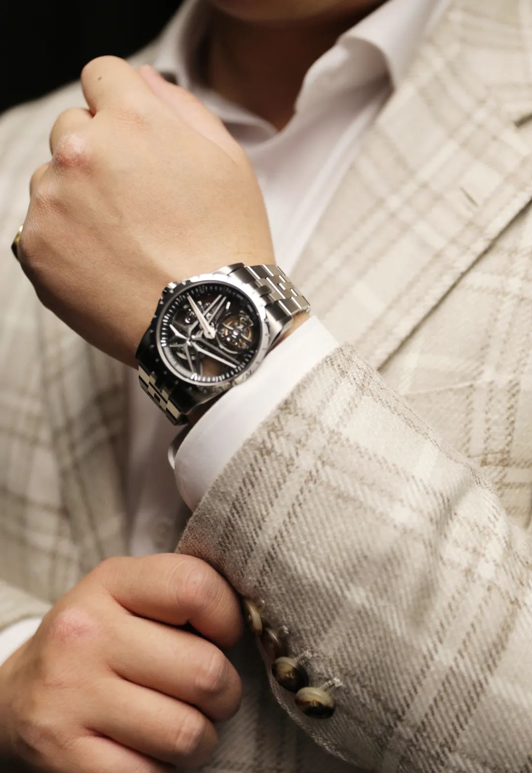 一条飞龙盘桓于表盘之上,如同抽象简笔画,却又传神地表现出了龙的威严